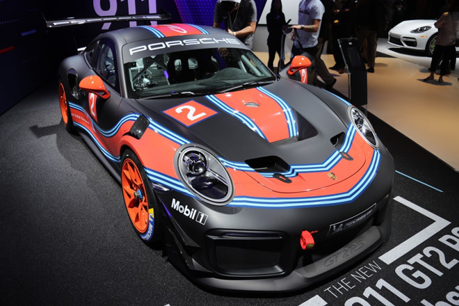 Cũng theo hãng siêu xe Porsche, hiệu suất của hệ thống phanh và khả năng bám đường của mẫu xe hiệu suất cao này cũng được nâng cấp thông qua kẹp phanh 6 piston nhôm nguyên khối. Đĩa phanh trước của xe có đường kính 390 mm, trong khi đĩa phanh sau có đường kính 380 mm.