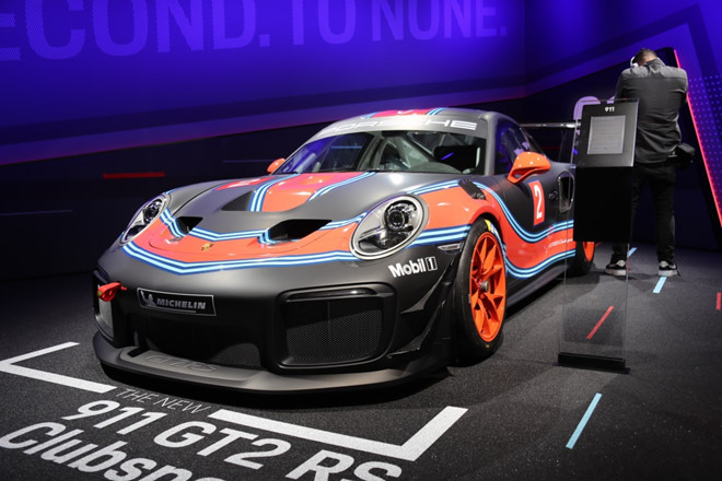 Porsche vừa ra mắt phiên bản hiệu suất cao Porsche 911 GT2 RS Clubsport mới tại triển lãm Los Angeles Auto Show 2018. Nói chính xác hơn, đây là phiên bản đường đua của mẫu xe thương mại 911 GT2 RS (thuộc dòng xe 991 thế hệ thứ 2). Chỉ 200 chiếc 911 GT2 RS Clubsport được sản xuất với thiết kế cánh gió thể thao kích thước lớn.