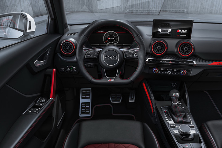 Bên trong nội thất, tương tự những chiếc xe sang Audi thể thao "hạng nhẹ" S khác, SQ2 cũng được trang bị ghế thể thao cùng vô-lăng đa chấu vát đáy. Nội thất của chiếc xe cũng trở nên sặc sỡ hơn với tông màu đỏ, cùng với các vật liệu cao cấp hơn như nhôm đánh xước mờ.