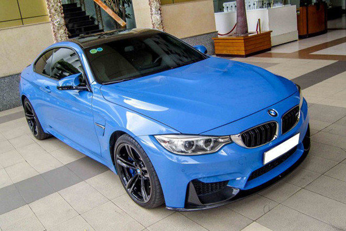 BMW M4 đầu tiên được giới thiệu tại Việt Nam với giá 3,998 tỷ đồng. Cuối tháng 1 vưa qua, BMW lại tiếp tục giới thiệu phiên bản M4 màu độc. Xe sở hữu lưới tản nhiệt trước dạng nan kép, viền mạ chrome.