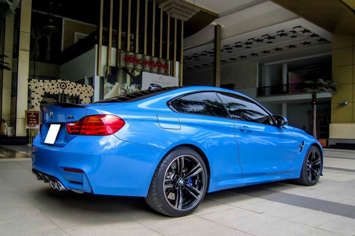 Mẫu xe này có tùy chọn phanh gốm với kẹp phanh màu vàng. Đây cũng là chiếc xe BMW M đầu tiên sử dụng hệ thống lái trợ lực điện tử.