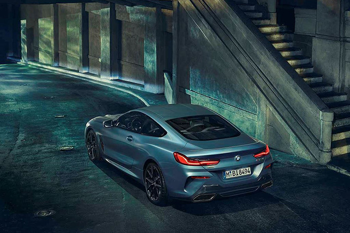 Về động lực vận hành, tương tự như phiên bản M850i xDrive Coupe tiêu chuẩn, phiên bản First Edition sử dụng động cơ M Performance V8 4.4L TwinPower Turbo thế hệ mới đã được hoàn thiện về hiệu suất, cho đáp ứng và sức mạnh hoàn hảo hơn. Cấu trúc hai bộ tăng áp cuộn được đặt trong vùng không gian chữ V giữa 2 hàng xi-lanh, kết hợp với tối ưu phun xăng trực tiếp, công nghệ VALVETRONIC và Double-VANOS.