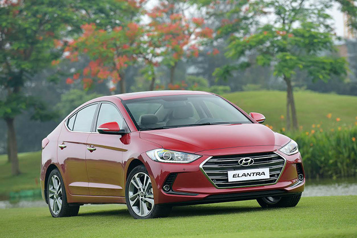 Elantra được trang bị Drive Mode 3 chế độ lái Eco (tiết kiệm) – Normal (thông thường) – Sport (thể thao), hệ thống sẽ trực tiếp can thiệp vào các hệ thống truyền động của xe: vô lăng, hộp số, chân ga. Xe được trang bị cảm biến áp suất lốp và khung gầm được chế tạo với 51% thành phần thép cường lực AHSS. Các công nghệ an toàn cao cấp khác như; ABS, ESC, VSM, TCS, EBD, HAC đều được trang bị trên xe.