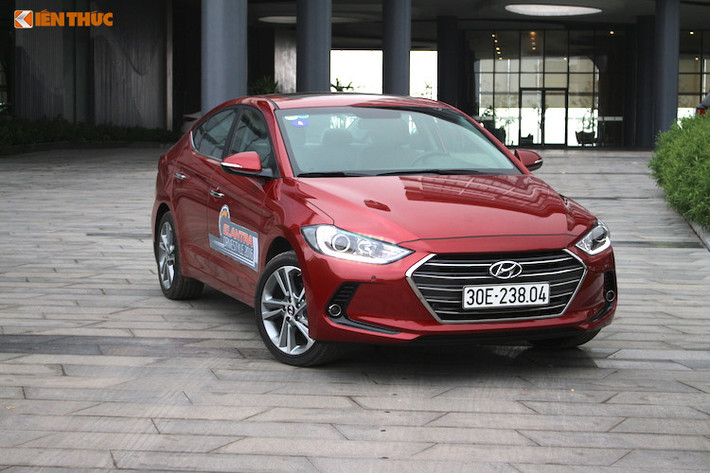 Theo bảng giá mới dành cho mẫu xe sedan Hyundai Elantra áp dụng từ tháng 12/2017 thì giảm cao nhất lên tới 80 triệu đồng cho 2 phiên bản 1.6AT và 2.0AT. Như vậy, mức giá hiện tại của mẫu xe này hiện chỉ còn 609 triệu đồng với bản 1.6AT và 659 triệu đồng với bản 2.0AT. Phiên bản số sàn 1.6MT giảm 66 triệu đồng xuống còn 549 triệu đồng. 