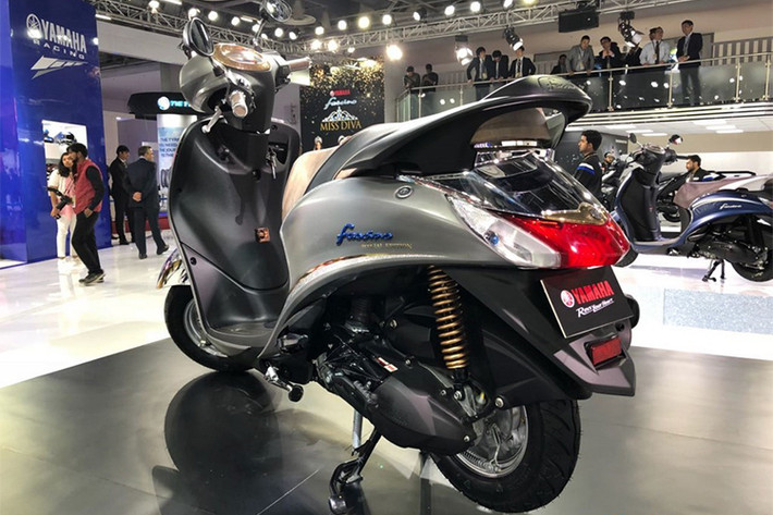 Yamaha Fascino 2018 vẫn sở hữu kích thước tổng thể lần lượt là chiều dài 1.185mm, rộng 675mm, cao 1.120mm và chiều dài cơ sở 1.270mm. Thiết kế này được đánh giá là khá phù hợp với đối tượng người dùng nữ.