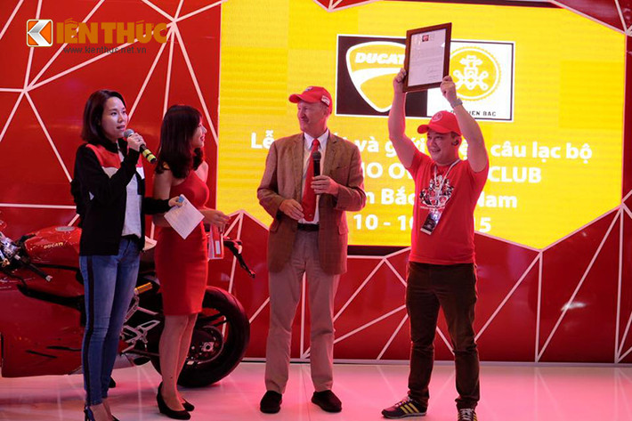 Ông Bradley Lalonde - Chủ tịch HĐQT Ducati Việt Nam trao bằng chứng nhận cho đại diện D.O.C miền Bắc. Từ giờ phút này, CLB D.O.C miền Bắc sẽ chính thức gia nhập vào hàng ngũ của D.O.C toàn cầu.