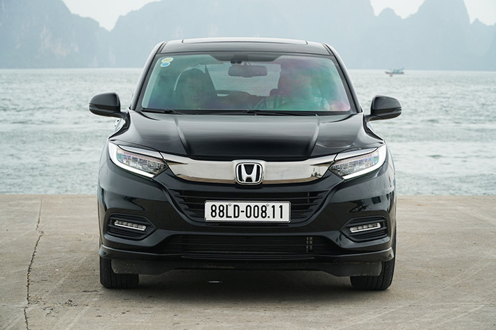Ra đời sau đàn anh CR-V khoảng 4 năm (1999) nhưng HR-V có vòng đời khá dài cho một thế hệ, phải đến năm 2016 thế hệ thứ hai mới ra mắt và đây chính là mẫu xe đang bán ở Việt Nam. Trong khi đó CR-V đã ra tới 5 thế hệ. HR-V dùng chung platform của Jazz nên chúng ta có thể thấy khi chạy trên phố, mẫu xe này khá nhỏ gọn như một chiếc hatchback thay vì crossover.