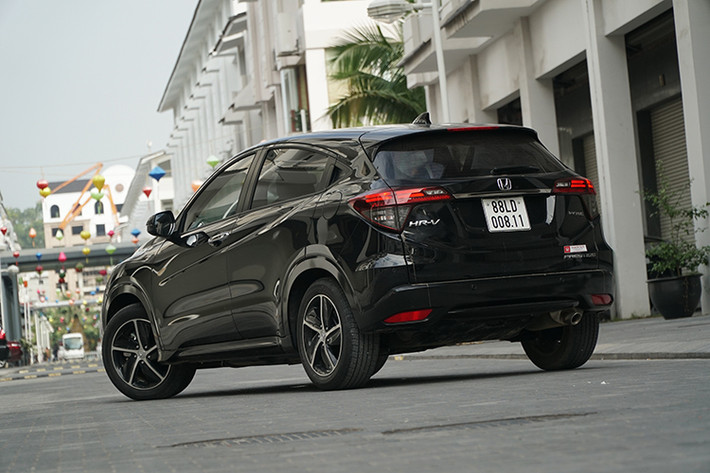 Có thể nói, Honda HR-V là một thành công của Honda trước mắt là về thiết kế ưa nhìn, tiếp đến là động cơ và hộp số ổn với một chiếc crossover cỡ nhỏ. Chưa kể những trang bị an toàn, vận hành linh hoạt đi kèm. Tất cả đã tạo thành điều kiện thuận lợi để HR-V bán chạy tại thị trường Đông Nam Á và ngay cả ở Việt Nam cũng có doanh số cao dù giá không hề rẻ.