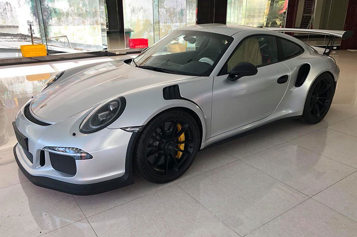 Siêu xe Porsche 911 GT3 RS thứ 2 tại Việt Nam vào năm 2017. Sau đó, siêu xe này được một công ty nhập khẩu tư nhân quận 5 tại TP HCM mua lại, thay vì trưng bày cùng hàng chục siêu xe và xe siêu sang khác dưới tầng trệt để tiện cho khách hàng xem.