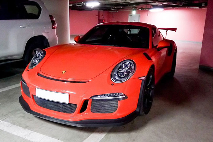 Đây là chiếc siêu xe thể thao Porsche 911 GT3 RS "hàng hiếm" thứ 2 về Việt Nam, sở hữu ngoại thất màu cam độc đáo tương tự như chiếc mà đại gia phố núi Cường Đô la sử dụng. Porsche 911 GT3 RS là sự kết hợp giữa xe thể thao và xe đua, biến thể của mẫu Porsche 911 GT3