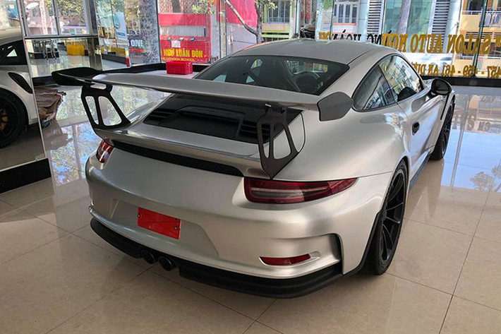Hiện trên bảng thông báo giá bán của Porsche Việt Nam đã không còn có tên của phiên bản 911 GT3 RS mà thay vào đó là 911 GT2 RS. Trước đó, siêu xe này từng có giá bán chính hãng gần 14 tỷ đồng tại Việt Nam và không có khách hàng nào đặt hàng chính hãng Porsche 911 GT3 RS.