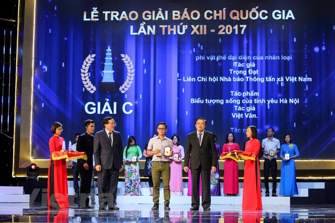 105 tác phẩm xuất sắc đã được lựa chọn trao giải (trong đó có 8 giải A, 25 giải B, 43 giải C và 29 giải Khuyến khích). Theo đánh giá của hội đồng giải thưởng, đây là những tác phẩm đảm bảo đúng đắn về nội dung, có tính phát hiện, tính định hướng tư tưởng, chính trị, tiêu biểu về mặt nghiệp vụ, nêu cao được tính cách mạng và tính chuyên nghiệp trong hoạt động báo chí. (Ảnh: Minh Sơn/Vietnam+)