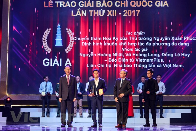 Trong đó tác phẩm 'Chuyến thăm Hoa Kỳ của Thủ tướng Nguyễn Xuân Phúc: Định hình khuôn khổ hợp tác đa phương đa dạng' của nhóm tác giả Nguyễn Hoàng Nhật, Võ Hoàng Long, Đồng Lê Huy thuộc báo điện tử VietnamPlus - Thông tấn xã Việt Nam đã giành giải A (hạng mục Tin, bài phản ánh, phỏng vấn, bình luận, tọa đàm, giao lưu trực tuyến trên báo điện tử). (Ảnh: Minh Sơn/Vietnam+)
