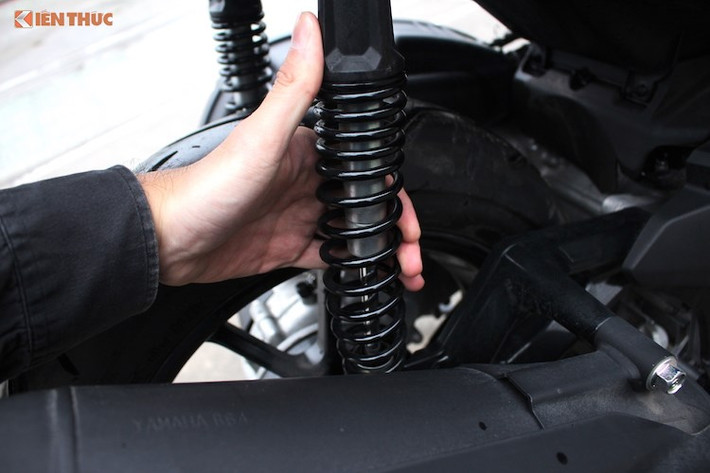 Ngay sau khi câu trả lời của Yamaha Việt Nam được đưa lên đã vấp phải phản ứng gay gắt của người tiêu dùng. Nhiều người tỏ rất thất vọng và cho rằng kết luận này không mang tính cầu thị. Theo Anh Đình một người mua xe NVX tại TP HCM cho biết, việc hệ thống giảm xóc kêu cọt kẹt rất khó chịu dù mới sử dụng chưa đến 3.000 km mà hãng nói là hoàn toàn bình thường thì phải xem xét lại.