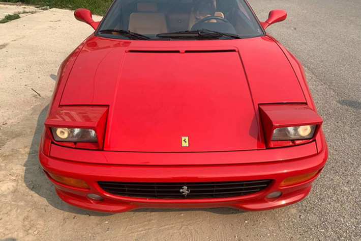 Chiếc siêu xe cổ Ferrari F355 Spider về Việt Nam từ tháng 9 năm ngoái nhưng nhanh chóng bị giam giữ vì nằm trong số lô xe nhập lậu tại Hải Phòng cùng với Porsche 930 Turbo và 2 chiếc Rolls-Royce đời cổ.