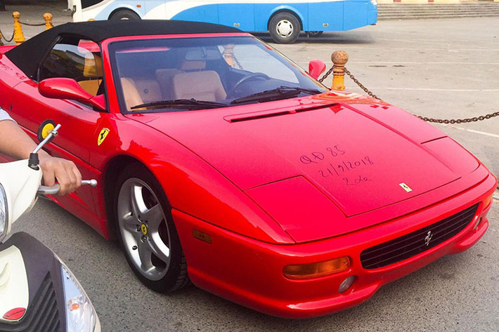 Mới đây, một người chuyên mua bán siêu xe và xe sang ở Sài thành đăng tải hình ảnh chiếc siêu xe Ferrari F355 Spider cổ điển, độc nhất vô nhị tại Việt Nam. Chủ nhân mới của chiếc xe đăng tải với dòng trạng thái "Cò thành công cho em Ferrari duy nhất Việt Nam định cư tại Sài Gòn", đã thu hút không ít sự chú ý của cộng đồng mạng.