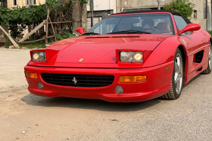 Siêu xe cổ mui trần Ferrari 355 Spider xuất hiện trong bài viết này hiện có giá rao bán qua sử dụng tại thị trường nước ngoài từ khoảng 65.999 đến 87.500 đô la, tuỳ theo tình trạng "sức khoẻ" của xe. Điểm nhấn ngoại hình của siêu xe mui trần Ferrari 355 Spider chính là đèn pha có thể thò lên hoặc thụt xuống khá lạ mắt.