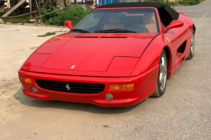 Chiếc nhập lậu về Việt Nam thuộc đời 1999 và được trang bị động cơ V8, dung tích 3.5 lít, sản sinh công suất tối đa 375 mã lực tại vòng tua máy 8.250 vòng/phút và mô-men xoắn cực đại 363 Nm tại vòng tua 6.000 vòng/phút và chỉ mất khoảng 4,7 giây là có thể tăng tốc từ vị trí xuất phát lên 100 km/h trước khi đạt vận tốc tối đa 295 km/h.
