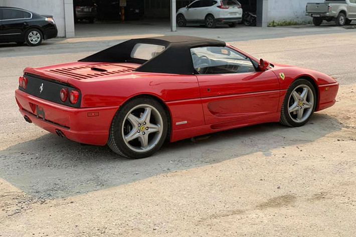 Ferrari F355 Spider ra mắt vào năm 1995 với sự chắp bút thiết kế do Pininfarina đảm nhận. Ban đầu, nó được cung cấp hộp số tay 6 cấp. Năm 1997, hãng Ferrari cung cấp cho mẫu siêu xe này hộp số F1. Trong suốt vòng đời sản xuất của mình, siêu xe Ferrari 355 Spider có tổng cộng 3.717 chiếc được cho ra đời, trong đó, có 2.664 chiếc được sản xuất với hộp số tay 6 cấp và 1.053 chiếc còn lại được trang bị với hộp số F1 hiện đại