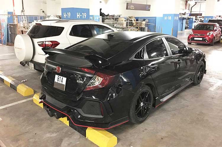 Có thể khẳng định điều đó qua bộ mâm 5 chấu kép nguyên bản của xe thay cho bộ vành hợp kim Berlina màu đen của Honda Civic Type R có đường kính 20 inch, đi kèm lốp ContiSportContact 6 với kích thước 245/30 được phát triển dành riêng cho mẫu xe hiệu suất cao này.