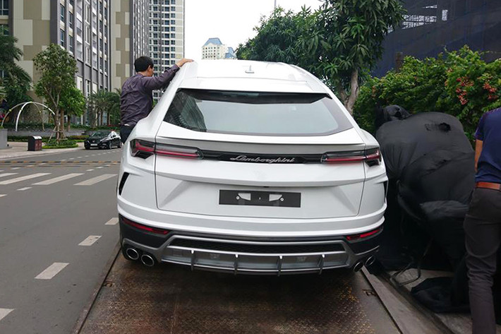 Lực hãm của khối động cơ V8 trên Lamborghini Urus đến từ cặp phanh bằng carbon-ceramic có kích thước 440 mm ở phía trước và 370 mm ở phía sau. Urus chính là chiếc xe có hệ thống phanh đĩa lớn nhất thế giới tính đến thời điểm hiện nay. Ngoài ra, đây cũng là chiếc xe Lamborghini hiếm hoi có khoang hành lý "hào phóng" khi có sức chứa 616 lít, khi gập 2 hàng ghế sau lại, sức chứa này có thể lên đến 1.596 lít.