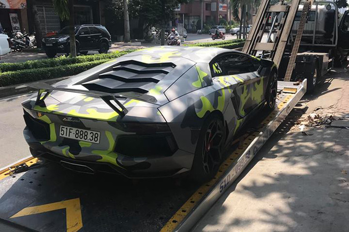 Ngoài gói độ body kit Vorsteiner, siêu xe Lamborghini Aventador LP700-4 này còn được chủ nhân độ thêm mâm NV1 của hãng độ Vossen và "lột xác" ngoại thất qua bộ áo đề-can màu camo đầy đẹp mắt. Con số 43, biểu tượng của Đà Nẵng cùng xuất hiện bên kính của siêu xe Lamborghini Aventador LP700-4 độ này.