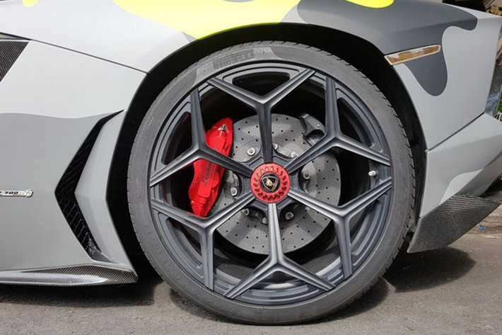 Trong đó, thành viên Gia Lai Team này đã điều khiển chiếc Lamborghini Huracan LP610-4 độ body kit mang tên Verona Edizione của hãng độ Vorsteiner cùng với siêu xe Lamborghini Aventador LP700-4 của doanh nhân sinh sống ở quận 2 vượt đèo Hải Vân.