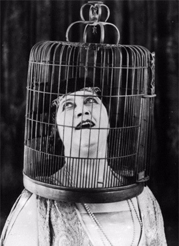 Ca sĩ Opera tên là Marie Tiffany đang hát bài "Like a bird" khi cho đầu vào trong một chiếc lồng chim năm 1930.