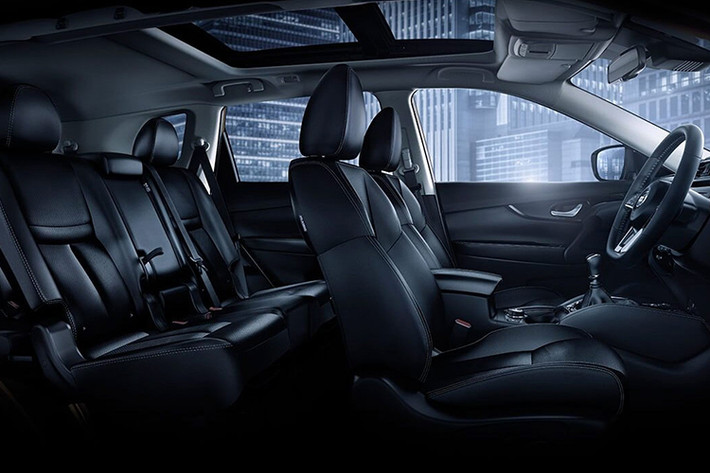 Bên trong Nissan X-Trail 2019 có vô lăng hình chữ D mới, tích hợp nút điều khiển 4 hướng, ghế bọc da, điều hòa tự động 2 vùng và màn hình cảm ứng của hệ thống thông tin giải trí. Những trang bị mới khác của mẫu crossover 5+2 bao gồm cửa cốp chỉnh điện có thể mở bằng cách đá chân bên dưới cản sau và hệ thống thông tin giải trí A-IVI với màn hình cảm ứng 7 inch.