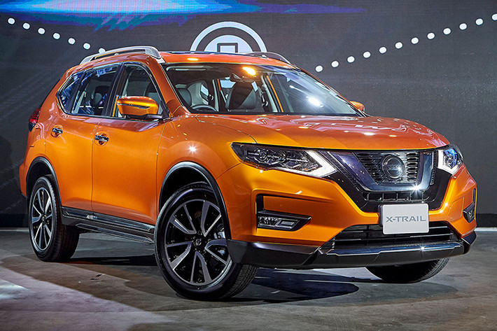 Dù ở bản trang bị nào, Nissan X-Trail bản nâng cấp cho năm 2019 cũng đi kèm đầu xe mới với lưới tản nhiệt V-Motion và cản trước cải tiến. Thêm vào đó là cụm đèn pha mới với dải đèn LED định vị ban ngày. Trong khi đó, đằng sau Nissan X-Trail 2019 xuất hiện cản va mới và cụm đèn hậu LED với họa tiết hình boomerang. Nẹp cửa mạ crôm là điểm mới.