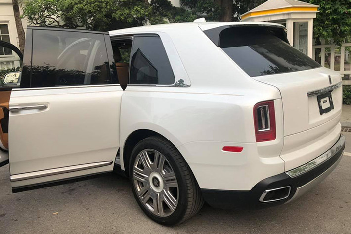 Trang bị an toàn của xe bao gồm: hệ thống nhìn đêm với tính năng phát hiện thú vật hoặc người đi bộ băng qua đường, cảnh báo người lái mất tập trung, 4 camera cho tầm nhìn bao quanh xe,... Ngoài ra, theo hãng xe siêu sang Rolls-Royce công bố, Cullinan mới còn có khả năng offroad đỉnh cao với cơ chế dẫn động AWD thay cho RWD trên các mẫu xe trước đây.