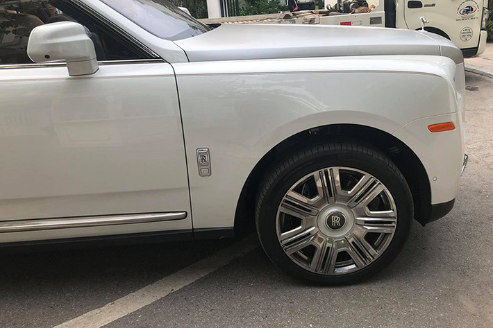 Dung tích khoang hành lý của xe là 560 lít và 600 lít khi tấm chắn phía sau được bỏ. Lần đầu tiên trên một chiếc Rolls-Royce, ghế sau có thể gập xuống, tạo dung tích khoang hành lý lên đến 1.930 lít và chứa đồ vật dài tối đa 2.245mm. Chi tiết thiết kế này đã phá vỡ truyền thống từ trước đến nay trên xe Rolls-Royce, biến Cullinan thành mẫu xe thực dụng nhất.