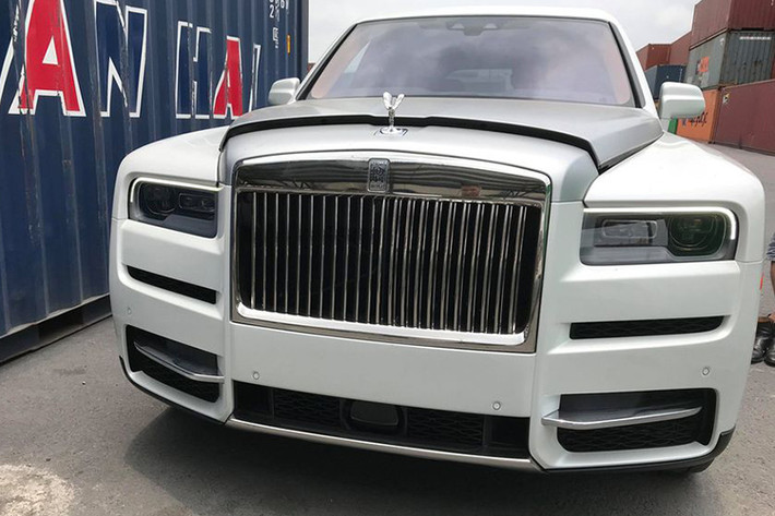Tại thị trường Mỹ, hiện mẫu SUV siêu sang Cullinan phiên bản 2019 sẽ được bán với giá từ 325.000 USD (tương đương khoảng 7,39 tỷ đồng), tất nhiên con số này chưa bao gồm các tuỳ chọn xa xỉ khác. Dự kiến, giá xe Rolls-Royce Cullinan chính hãng tại Việt Nam có giá bán tiêu chuẩn khoảng 41,277 tỷ đồng (đã bao gồm VAT).