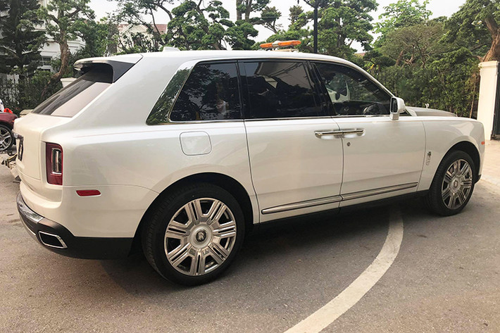 Rolls-Royce Cullinan tại Việt Nam sở hữu ngoại thất màu trắng tuyệt đẹp và tinh tế (giông màu chiếc mà siêu sao Cristiano Ronaldo sở hữu). Mẫu xe này đã đánh dấu sự thay đổi toàn diện của hãng xe Anh Quốc bởi từ trước tới nay, Rolls-Royce vẫn chỉ được biết tới là một hãng xe chỉ sản xuất các dòng xe siêu sang gầm thấp.