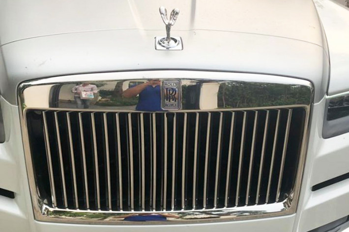 SUV siêu sang Rolls-Royce Cullinan 2019 được trang bị cụm đèn pha hình chữ nhật không hầm hố như loại trên Phantom 2018, nhưng được thiết kế theo phong cách vuông vắn hơn. Bên trên đèn pha, phần gờ của nắp capô không được thiết kế mượt mà, nhiều đường cong khiến nó thanh thoát và đẹp hơn hẳn những chiếc SUV khác.
