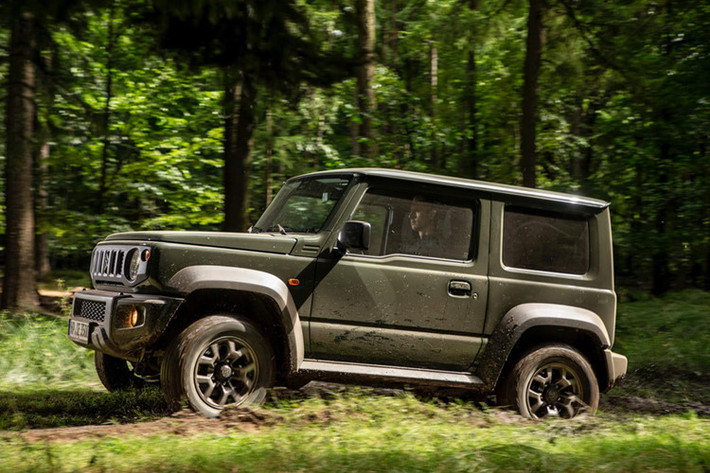 Cụ thể, giá xe Suzuki Jimny 2019 mới phiên bản tiêu chuẩn với trang bị hộp số sàn (MT) và một màu sơn có giá bán từ 315,5 triệu Rupiah (gần 525 triệu đồng), thêm 2 triệu Rupiah cho tuỳ chọn thân xe sơn hai màu.