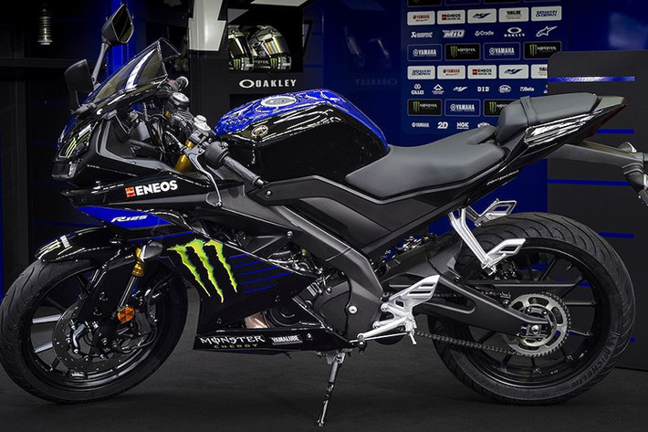 Dựa trên cơ sở chiếc Yamaha R125 thế hệ mới từng được giới trẻ ưa chuộng nhiều năm qua - vốn có thiết kế gần như y hệt Yamaha R15 v3 đang được bán ở Việt Nam và nhiều nước châu Á khác, nhưng R125 Monster Energy có vẻ ngoài "chiến" như một chiếc xe đua MotoGP thu nhỏ.
