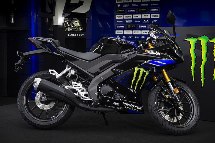 Khối động cơ trên sportbike Yamaha R125 Monster Energy đã được giảm dung tích máy từ 155cc như trên R15 xuống chỉ còn 124,7cc. Chính vì vậy, R125 có công suất nhỏ hơn là 14,75 mã lực và mô-men xoắn 12,2Nm.