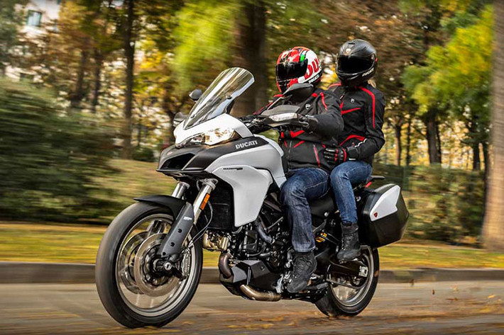 "Trái tim" của xe sẽ là khối động cơ L-Twin Testastretta dung tích 937 cc làm mát bằng dung dịch, sử dụng hệ thống van Desmodromic, sản sinh công suất 113 mã lực tại tua máy 9.000 vòng/phút và mômen xoắn cực đại 96 Nm tại tua máy 7.750 vòng/phút.