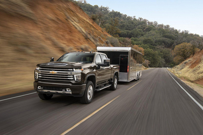 Nếu muốn xe có khả năng kéo tốt hơn, khách hàng có thể mua Chevrolet Silverado HD 2020 với động cơ diesel Duramax V8, tăng áp, dung tích 6,6 lít. Động cơ này sản sinh công suất tối đa 445 mã lực và mô-men xoắn cực đại 1.232 Nm.