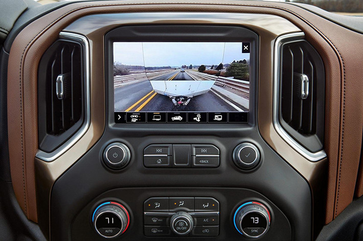 Hiện hãng Chevrolet chưa tiết lộ nhiều thông tin liên quan đến từng bản trang bị của Silverado HD 2020. Thay vào đó, họ chỉ khẳng định xe sẽ được trang bị hệ thống Advanced Trailering System sử dụng 15 camera ngoại thất để tài xế quan sát xung quanh toa moóc kéo phía sau.