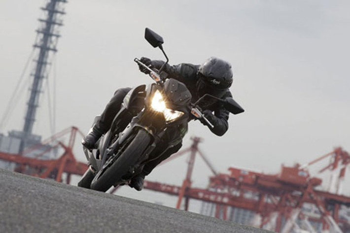 Chiếc xe Kawasaki Z400 với cỗ máy xy lanh đôi và kiểu dáng hoàn toàn mới hiện chưa được công bố chính thức cả thông số lẫn giá bán. Nó sẽ được hãng xe Nhật Bản mang tới triển lãm môtô EICMA 2018.