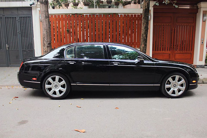 Động cơ này giúp cho chiếc xe siêu sang Bentley Continental Flying Spur thế hệ đầu tiên sản sinh công suất tối đa lên đến 552 mã lực và mô-men xoắn cực đại 649 Nm. Chiếc xe siêu sang này mất khoảng thời gian 4,9 giây để tăng tốc từ vị trí xuất phát lên 100 km/h trước khi đạt tốc độ tối đa 314 km/h.