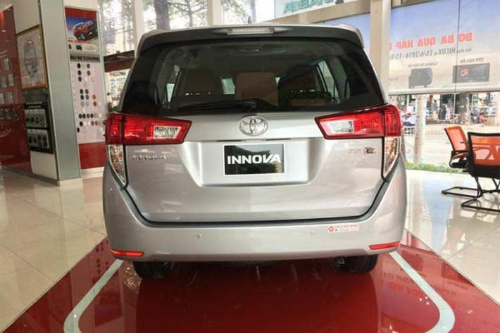 Innova phiên bản 2.0E sẽ được bổ sung đèn pha chỉnh góc chiếu bằng tay, đèn sương mù trước, la-zăng 16 inch. Phiên bản 2.0G cũng có èn pha chỉnh góc chiếu bằng tay, la-zăng 16 inch, đèn trang trí trần xe LED; màn hình đa thông tin TFT 4,2 inch, điều hòa tự động cho hàng ghế sau.