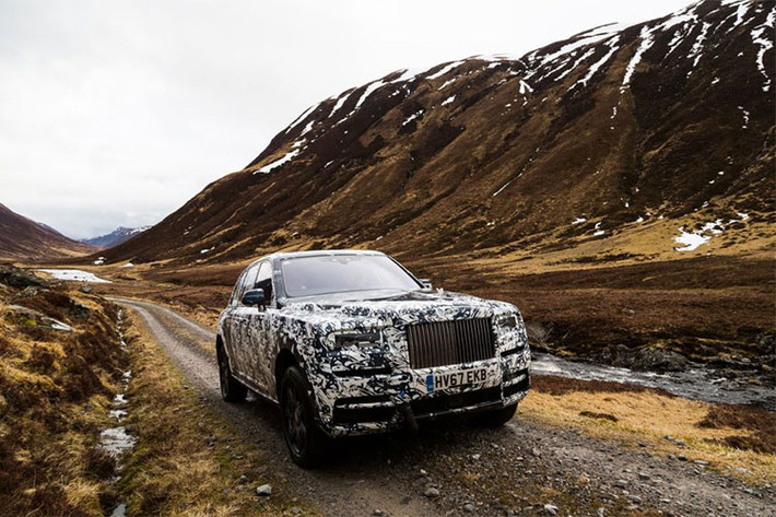 Hãng siêu xe sang Rolls-Royce cho biết Project Cullinan là mẫu xe gầm cao được xây dựng trên khung gầm của "đàn anh" Rolls-Royce Phantom thế hệ thứ 8 (Phamtom VIII). Xe có chiều dài cơ sở lên đến 5.500 mm, phù hợp cho mọi loại địa hình. Đây cũng là lần đầu tiên hãng sử dụng hệ dẫn động 4 bánh trên xe.