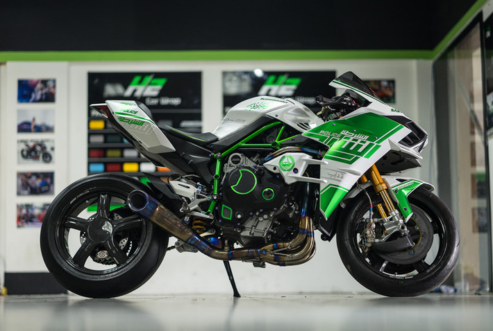 Mẫu siêu môtô Kawasaki Ninja H2 độ nhiều đồ chơi đắt tiền, khoác lên mình bộ cánh theo phong cách cảnh sát Dubai tại Sài Gòn.