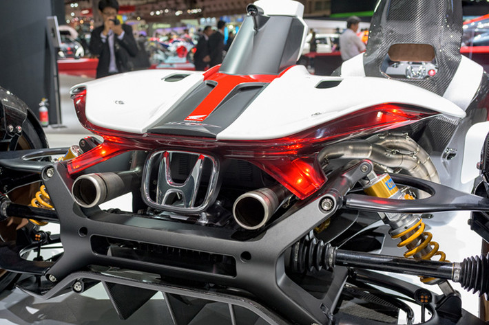 Mẫu Honda Project 2&4 có chiều dài tổng thể 3,04 mét, chiều ngang thân xe là 1,82 mét và cao chỉ có 0,995 mét. Thêm nữa là tổng trọng lượng của xe chỉ có 405 kg.