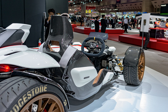 Bên cạnh đó, Honda còn hào phóng sử dụng sợi carbon và nhôm. Những hình ảnh chính thức của chiếc concept cũng cho thấy hệ thống giảm xóc "hàng hiệu" Ohlins.