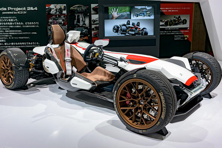 Tại Tokyo Motor Show 2015, đối thủ Yamaha cho ra mắt phiên bản concept xe hơi cho cảm giác lái như xe máy thì Honda cũng không chịu kém cạnh với mẫu xe đua 4 bánh Honda Project 2&4 sử dụng động cơ siêu môtô Honda RC213V.