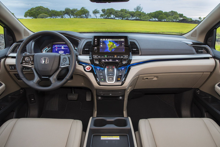 Về an toàn, các phiên bản từ Odyssey EX trở lên sẽ được trang bị hệ thống an toàn Honda Sensing, bao gồm phanh khẩn cấp khi phát hiện tai nạn, hỗ trợ giữ làn đường, hỗ trợ tăng tốc và điều khiển hành trình chủ động.